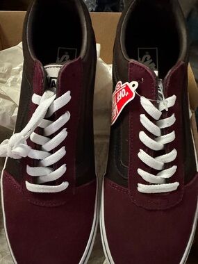 Vans Ward Low-Top Sneakers in Port Royale and Black  size 10.5